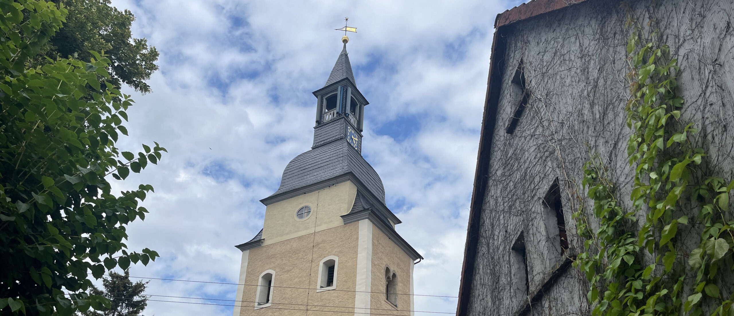 Die evangelische Kirche St. Johannis ist eine romanische Saalkirche im Ortsteil Glesien von Schkeuditz im Landkreis Nordsachsen in Sachsen.