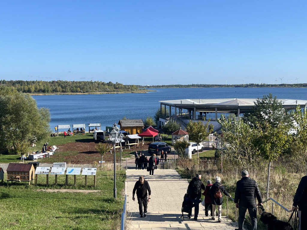 Am Sonntag, den 29. September 2024, verwandelte sich der Biedemeier Strand in einen Ort der Begegnung ...